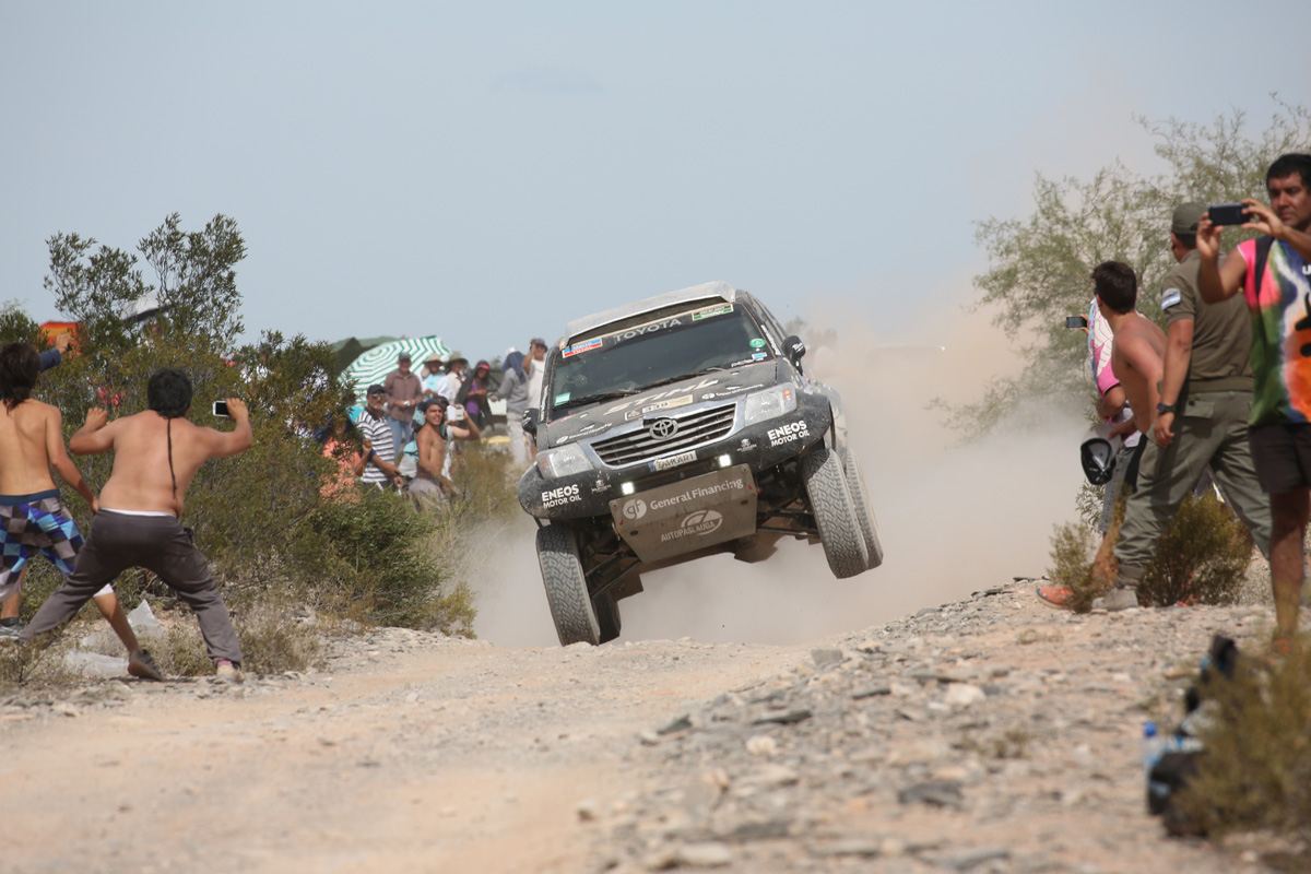 Hiluxes finish the Long tough stage in 2nd and 3rd!