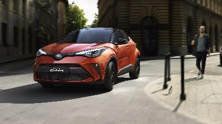 toyota-c-hr-2019-gallery-002-full_tcm-11-1776327.jpg